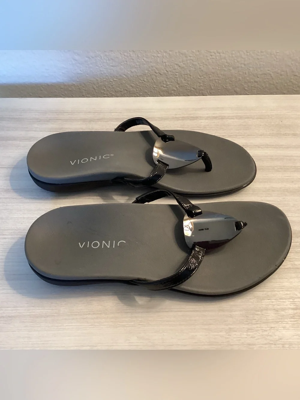 Vionic Crinkle Raysa Black Patent Crinkle Metal Leather Sandals Size US 7